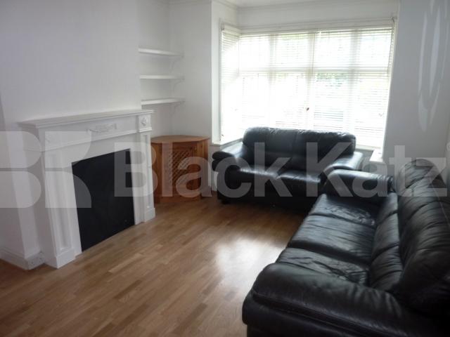 			NEW INSTRUCTION!, 4 Bedroom, 1 bath, 1 reception Flat			 Biddestone Road, HOLLOWAY